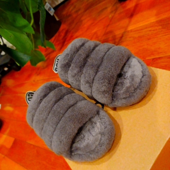 UGG - Picture 2 of 6